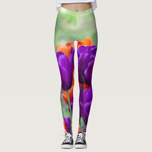 庭の晴れた日に濃い紫のチューリップ レギンス (正面)