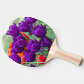 庭の晴れた日に濃い紫のチューリップ 卓球ラケット (横)