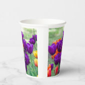 庭の晴れた日に濃い紫のチューリップ 紙コップ (右)
