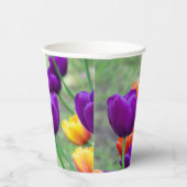 庭の晴れた日に濃い紫のチューリップ 紙コップ (右)