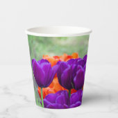 庭の晴れた日に濃い紫のチューリップ 紙コップ (正面)