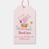 庭の水色ピンクのイースターバニー ギフトタグ (正面)