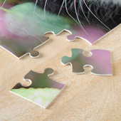 庭の白黒子猫 ジグソーパズル (側面)