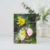 庭の白、ピンク、黄色のチューリップ ポストカード (スタンド正面)