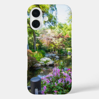 庭の美しい春の風景 iPhone 16ケース