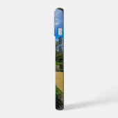 庭の美しい春の風景 iPhone 15ケース (左側面)