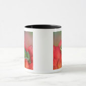 庭の花の上でカエルの太平洋の木 マグカップ (中央)