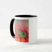 庭の花の上のヤマアメンボウガエル マグカップ (正面左)
