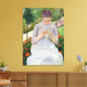 庭の若い女性の裁縫, c.1880-82 キャンバスプリント (インサイチュ (リビング))