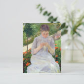 庭の若い女性の裁縫, c.1880-82 ポストカード (スタンド正面)