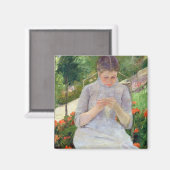 庭の若い女性の裁縫, c.1880-82 マグネット (正面/裏面)