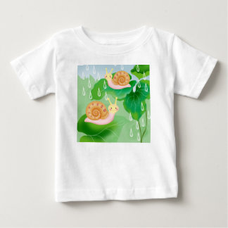 庭の葉の上のカタツムリ ベビーTシャツ