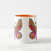 庭の蝶オレンジピンクの黄色 ツートーンマグカップ (中央)