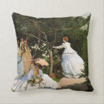 庭の装飾用クッションのMonetの女性 クッション<br><div class="desc">庭の装飾用クッションのMonetの女性。 1866年からのキャンバスの油。 最も有名なフランスのな印象派のクロード・モネおよび最愛の早い絵画の1つは、庭の女性花を集め、彼ら自身の中で雑談する夏の庭を通って散歩しているデザインの凝った服の4人の若い女性のパーティーを描写します。 芸術家がたった26歳だったときに完了されて、庭の女性は庭との彼の終生の固定観念をまた指すことが美化する間、ライトおよび陰上の芸術家の途方もない命令を提案します。 クロード・モネのフランスのな印象主義、庭の絵画、フランスのな芸術のファンのためのかわいらしいギフト。</div>