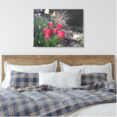 庭の赤いチューリップ キャンバスプリント (インサイチュ (寝室))