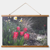 庭の赤いチューリップ 吊り下げ型タペストリー (正面)