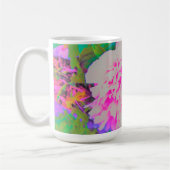 庭の電気ピンクの牡丹カラフルたち コーヒーマグカップ (左)