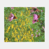庭の黄色と紫の花 フリースブランケット (正面(横))