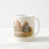 庭をがちであるモルモット コーヒーマグカップ (正面右)