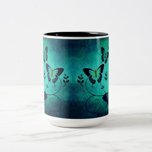 庭カラフルで羽ばたく蝶の調和 ツートーンマグカップ (中央)