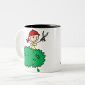 庭仕事のマグをしている男の子 ツートーンマグカップ (正面左)