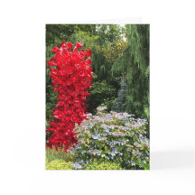 庭園と赤いガラスの彫刻