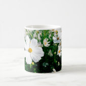 庭園内に咲く美しい白いコスモスの花 コーヒーマグカップ (中央)