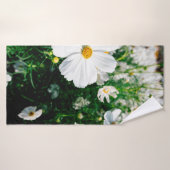 庭園内に咲く美しい白いコスモスの花 バスタオル (バスタオル)