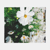 庭園内に咲く美しい白いコスモスの花 フリースブランケット (正面(横))