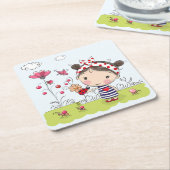 庭場面のてんとう虫を持つかわいい漫画の女の子 スクエアペーパーコースター (アングル)