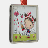 庭場面のてんとう虫を持つかわいい漫画の女の子 メタルオーナメント (右)