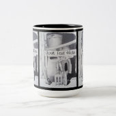 庭師のための庭道具の静物的スケッチ ツートーンマグカップ (中央)