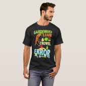 庭師は誤った植木鉢で学ぶ 庭師 ガーデニング Tシャツ (正面フル)