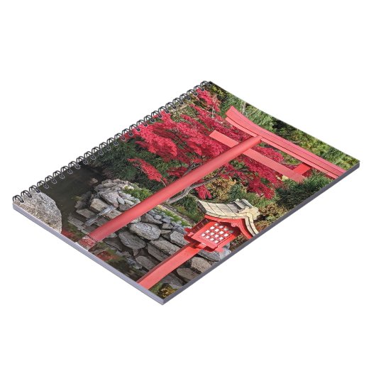 庭日本のの構造と赤いカエデ葉の ノートブック (左側)