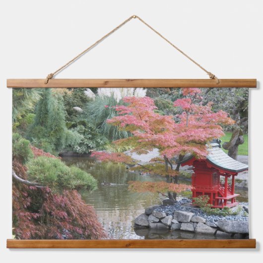庭日本の池の風景 吊り下げ型タペストリー (正面)