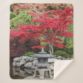 庭日本の池ランタンと赤い葉写真 シェルパブランケット (正面)