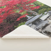 庭日本の池ランタンと赤い葉写真 シェルパブランケット (3/4)