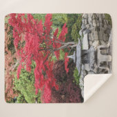 庭日本の池ランタンと赤い葉写真 シェルパブランケット (正面(横))