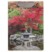 庭日本の灯と赤カエデ葉の クリップボード (正面)