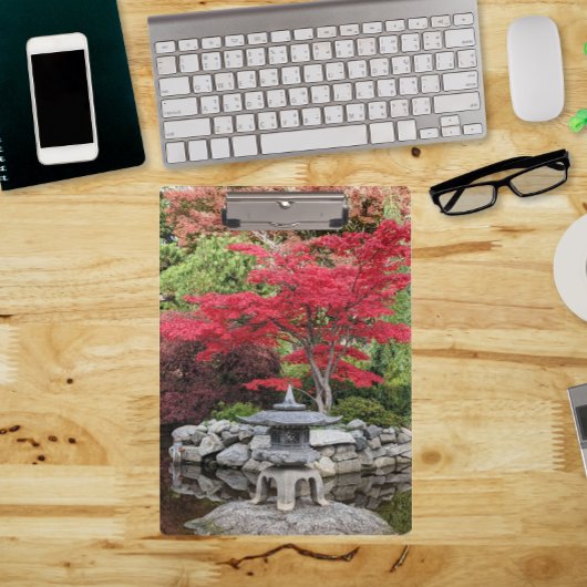 庭日本の灯と赤カエデ葉の クリップボード