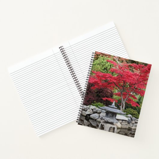 庭日本の灯と赤カエデ葉の ノートブック (内部)
