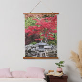 庭日本の灯と赤カエデ葉の 吊り下げ型タペストリー (寝室)