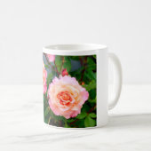 庭葉書にピンクのバラの花を入れる コーヒーマグカップ (正面右)