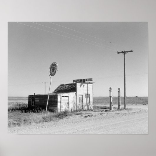 廃墟のガソリンスタンド 1937年 昔の写真 ポスター (正面)