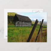 廃墟の古い納屋インルーラルフィールドウィズフェンス ポストカード (正面/裏面)