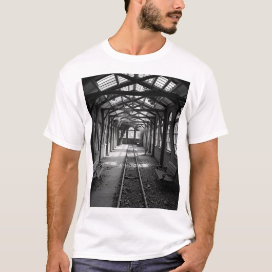 廃車駅 – 木炭アートin Black & Tシャツ (正面)