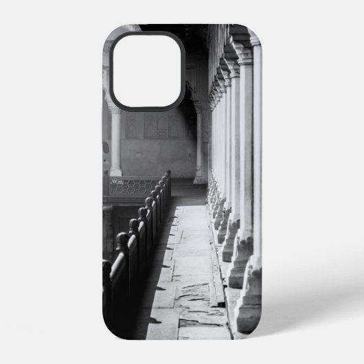 廊下のグレースケール写真 iPhoneケース (裏面)