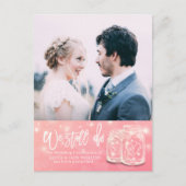 延期しても愛は変わらない ウェディングポストカード - エレガントな手書きスクリプトとヴィンテージカ 案内ポストカード (正面)