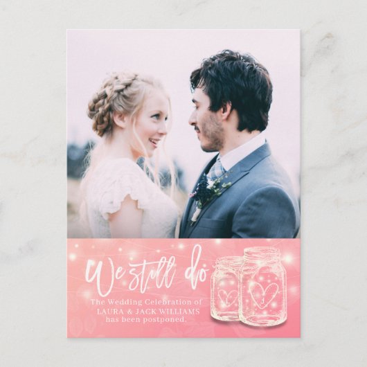 延期しても愛は変わらない ウェディングポストカード - エレガントな手書きスクリプトとヴィンテージカ 案内ポストカード (正面)