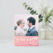 延期しても愛は変わらない ウェディングポストカード - エレガントな手書きスクリプトとヴィンテージカ 案内ポストカード (スタンド正面)